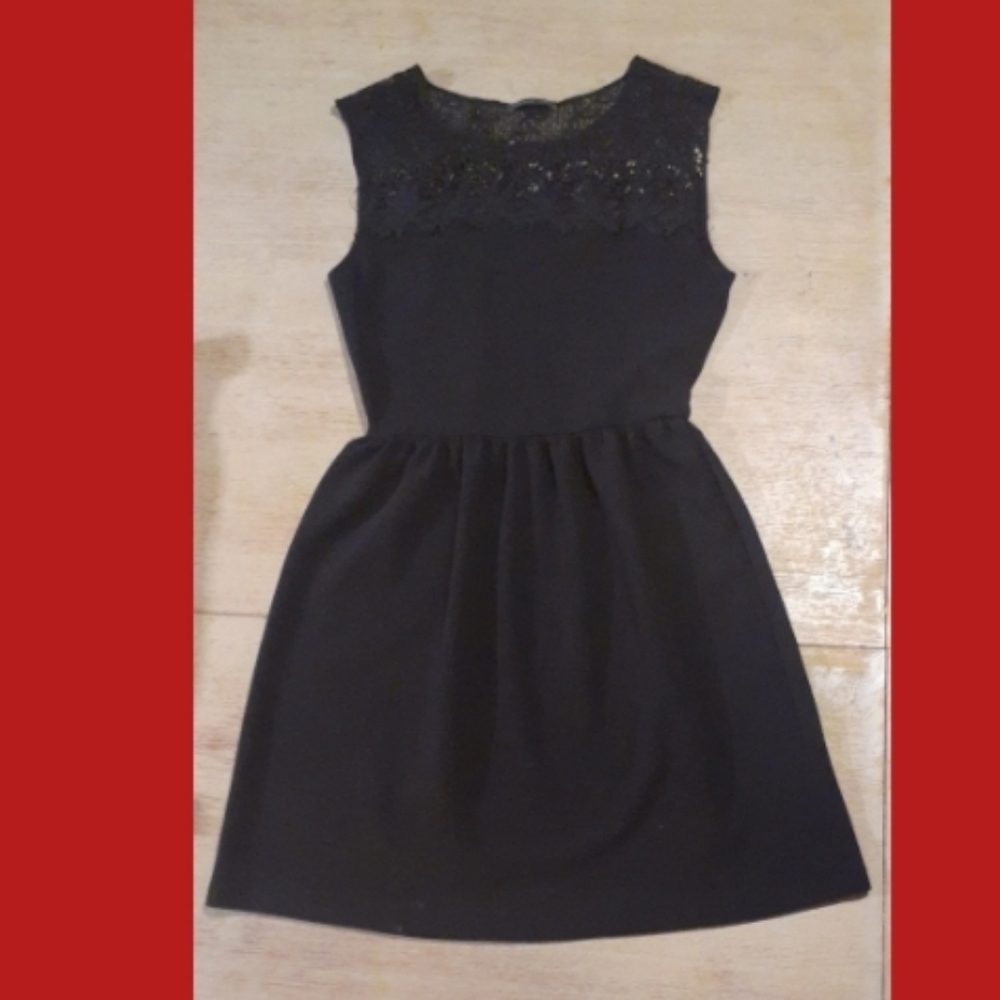 I'm selling a soprano black dress that I have